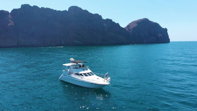 Toma de Drone a yate en el Mar de Cortes, Sonora, M&eacute;xico