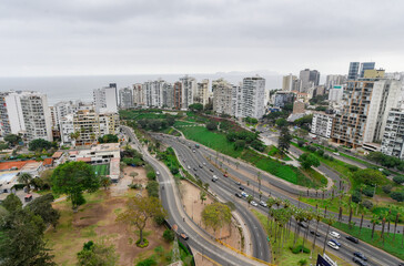Fototapeta na wymiar Vista Panoramica de la costa verde limite entre Barranco y Miraflores en Lima Peru
