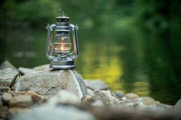 小川とオイルランタン