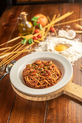 Espaguete ao molho de tomate com camarões na manteiga