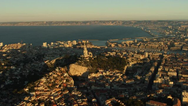 marseille au lev&eacute; du soleil avec notre dame de la garde le vieux port
