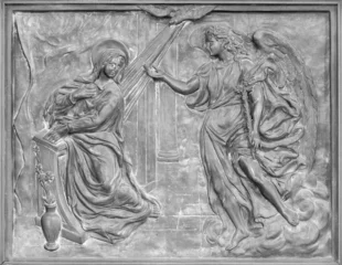 Foto op Aluminium NAPLES, ITALY - APRIL 22, 2023:  The bronze relief of Annunciation on the gate of church Basilica dell Incoronata Madre del Buon Consiglio from 20. cent. © Renáta Sedmáková