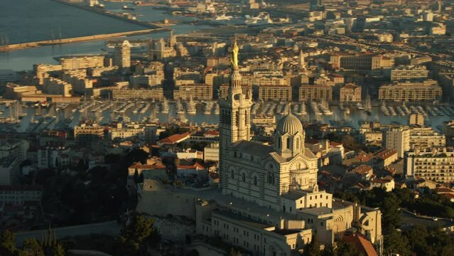 notre dame de la garde &agrave; marseille au lev&eacute; du soleil
