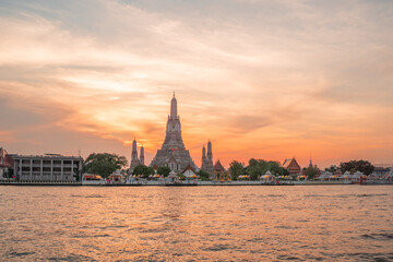 Fototapeta na wymiar Wat Arun Temple during Sunset at Chao Praya River Bangkok, Thailand.