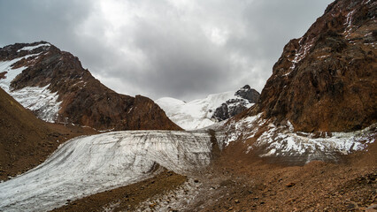 Obraz premium beautiful snowy mountain peaks in the clouds. highlands