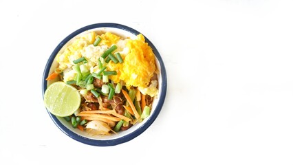 noodles, eggs, carrots, onions, garlic, kana vegetables and chicken meat. Bring all the ingredients together, stir-fry menu.