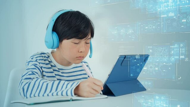 タブレットで勉強する男の子とテクノロジーイメージ