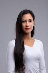 Obraz premium Attractive dark haired woman wearing pearl earrings