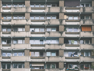 Plattenbau mit Balkonen Brutalismus