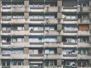 Plattenbau mit Balkonen Brutalismus © Stephan