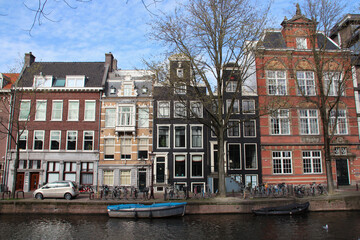 Fototapeta na wymiar canal and old brick houses in amsterdam (netherlands)