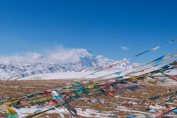 Photo sur Plexiglas Shishapangma Mt. Shishapangma, its peak engulfed in a snowstorm, with Tibetan prayer flags fluttering in the foreground. Captured from the Tong La pass at 5,130 meters in Tibet.