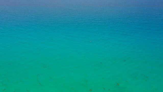 Cancun playa azul turqueza para&iacute;so mexicano en el verano con arena blanca y olas en zona hotelera hermoso paisaje colorido naturaleza al aire libre