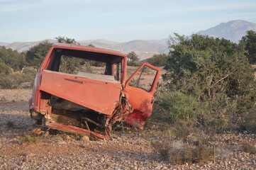 Une photo d'une vieille voiture accident&eacute;e