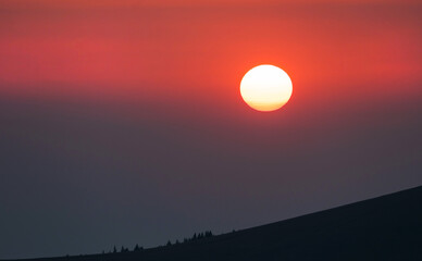 Fototapeta premium The sun sets on the mountain. Beautiful sunset in a mountainous area.
