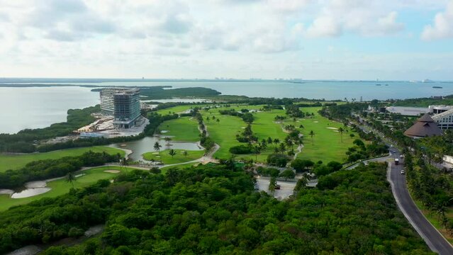 Cancun playa azul verde turquesa para&iacute;so mexicano en verano con arena blanca en resort zona hotelera oc&eacute;ano colorido hermoso paisaje al aire libre al exterior club de golf con r&iacute;os lleno de &aacute;rboles