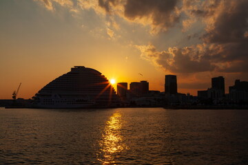 神戸港と沈む夕日　神戸市中央区にて