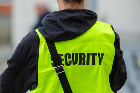 Security-Mitarbeiter sichert eine Veranstaltung