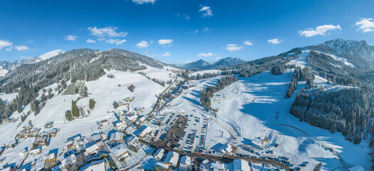 Tiroler Enklave im Allgäu - das verschneite Skigebiet Jungholz im Luftbild - obrazy, fototapety, plakaty