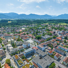 Ausblick über das Stadtzentrum von Penzberg zum oberbayerischen Alpenrand