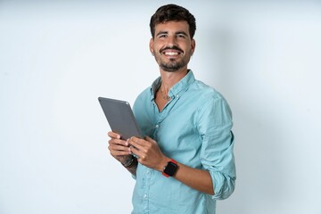 Photo of optimistic young caucasian man wearing green shirt hold tablet