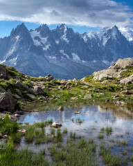 Fototapeta na wymiar Paysage de montagne dans le massif du Mont-Blanc autour du lac Blanc dans le département de la Haute-Savoie en France en été