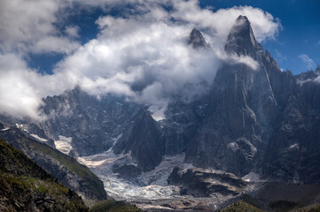 Paysage de montagne dans le massif du Mont-Blanc et les Aiguilles de Chamonix dans le d&eacute;partement de la Haute-Savoie en France en &eacute;t&eacute;