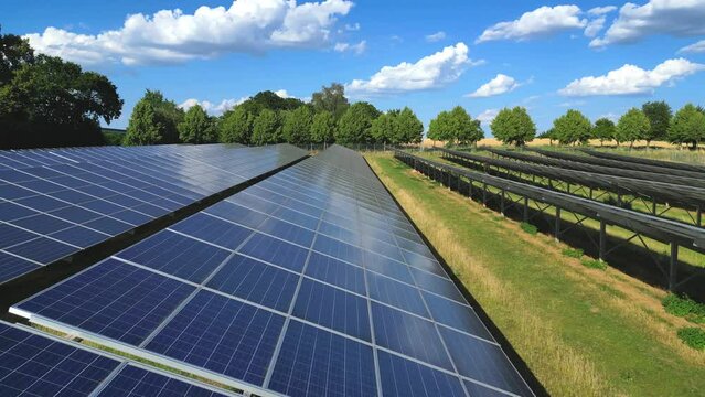 Kameraschwenk &uuml;ber ein Solarparkfeld mit Solarmodulen