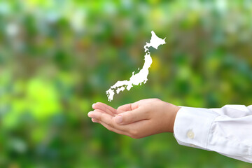 日本の地図と子供の手