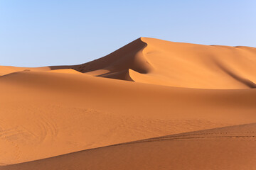 Fototapeta na wymiar Great dunes of the Merzouga desert