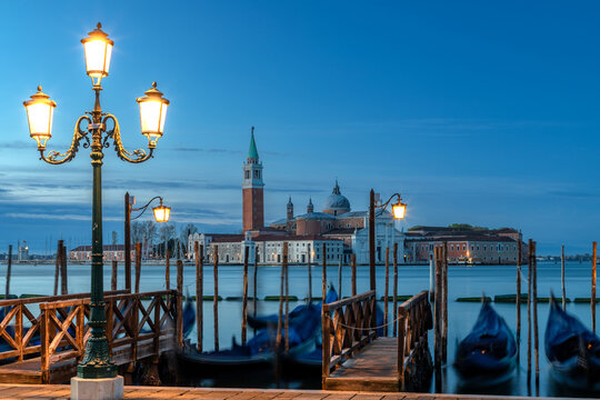 Gondeln vor San Giorgio Maggiore in Venedig in der Morgendämmerung