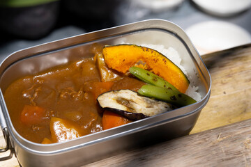 山やキャンプで調理するアウトドアごはん・山ごはん【カレー】