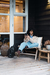Obraz premium African stylish woman using smart phone
