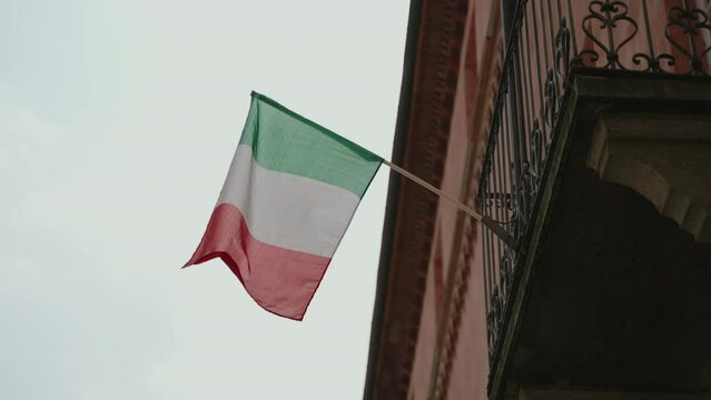 bandera de Italia colgada de un balc&oacute;n 