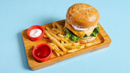 Cheeseburger and fries 