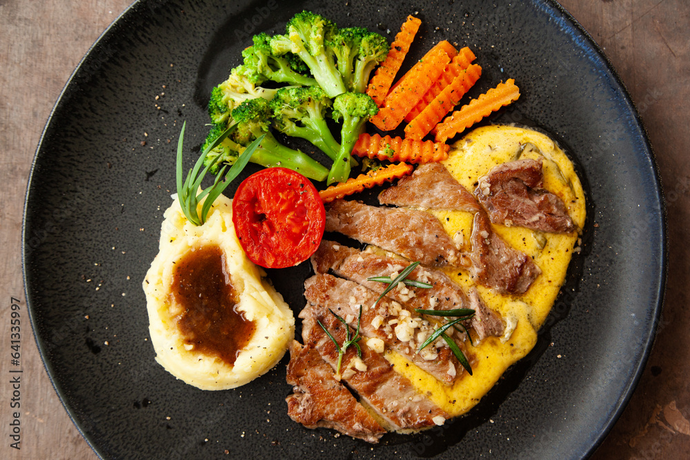 Poster Striploin angus steak with mashed potato and grilled vegetable