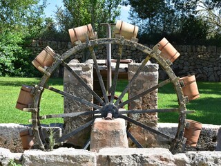 Noria hidr&aacute;ulica, invento para la extracci&oacute;n de agua de pozo.