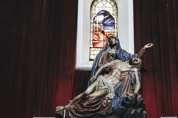 Statue de la vierge et du christ dans une église en France - obrazy, fototapety, plakaty