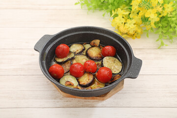 ミニトマトとナスのアヒージョ