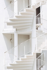 Escalier extérieur au style industriel d'un immeuble - Photo minimaliste blancheur