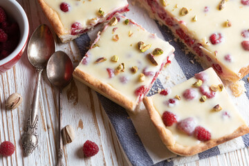 raspberry tart with white chocolate