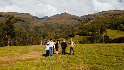 Un grupo de agricultores étnicos en las tierras altas en verano en Perú, Campesinos, Turismo, Estilo de Vida, Primavera, - obrazy, fototapety, plakaty