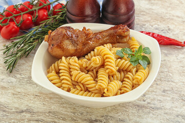 Roasted chicken leg with macaroni