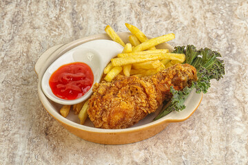 Crispy chicken leg with fry potato