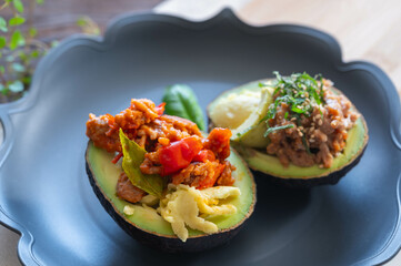 ひき肉味噌、ひき肉トマトソースを乗せたアボカド