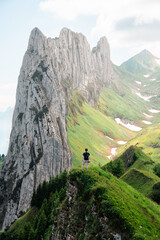 Saxer Lücke Berg in Appenzell in der Schweiz in den Alpen mit grüner Wiese und Blumen in den Bergen und Person auf dem Berg