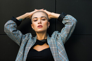 Beautiful woman with shaved hair - obrazy, fototapety, plakaty