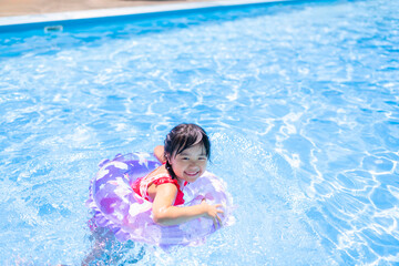 夏休みにプールで遊ぶ女の子 - obrazy, fototapety, plakaty
