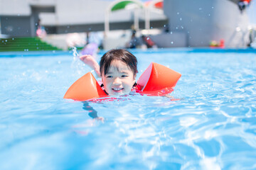 夏休みにプールで遊ぶ小さな女の子