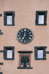 Fototapeta na wymiar Turm mit Uhr zeigt Sieben Uhr in Frankfurt am Main Deutschland